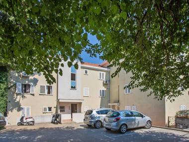 Spacious and modern 1st floor apartment with private garage free Wi-Fi