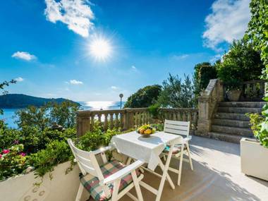 Modern apartment with perfect view to Dubrovnik Old town in authentical house