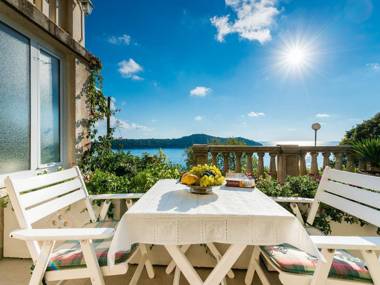 Modern apartment with perfect view to Dubrovnik Old town in authentical house