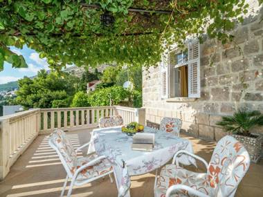 Authentic unit overlooking Dubrovnik old town and Lokrum island private terrace