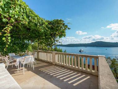 Authentic unit overlooking Dubrovnik old town and Lokrum island private terrace