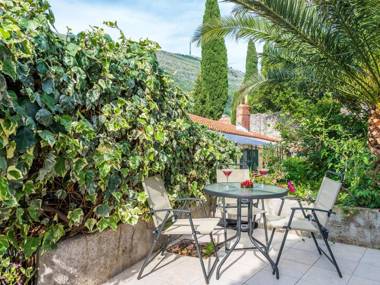 Ground floor apartment centrally located hidden fenced garden private terrace