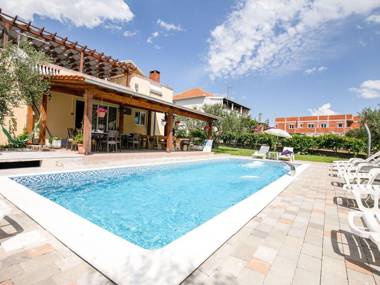 Lovely Holiday Home in Pakoštane with Swimming Pool