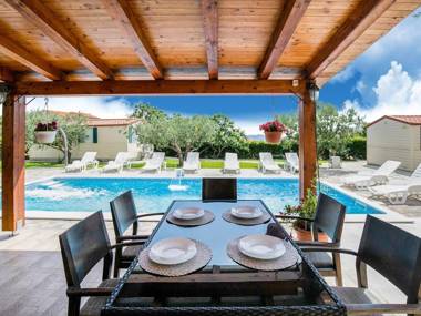 Lovely Holiday Home in Pakoštane with Swimming Pool