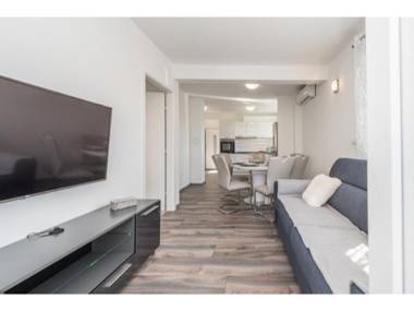 Modern Apartment in Pakoštane with Barbecue