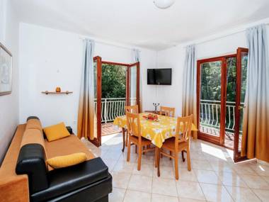 Spacious first floor accomodation with 2 apartments 200m from lovely sand beach