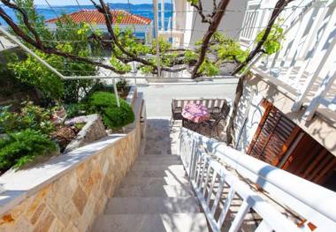 Apartments Ante-100m from beach