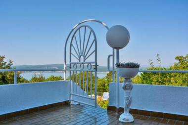 Bella Vista Apartments