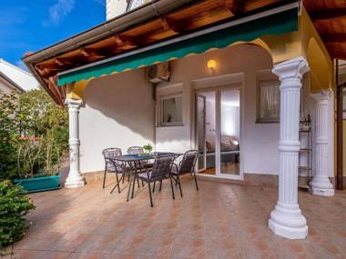 Lovely apartment with covered terrace and jacuzzi !