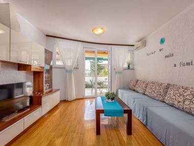 Lovely apartment with covered terrace and jacuzzi !