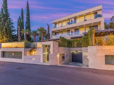 Luxury home with private pool and sauna for use 15m distant from the sea