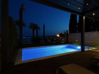 Luxury home with private pool and sauna for use 15m distant from the sea