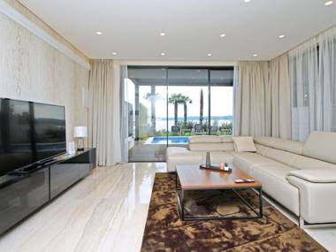 Luxury home with private pool and sauna for use 15m distant from the sea