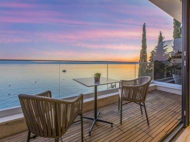 Luxury apartment with private swimming pool 15m distant from the beach