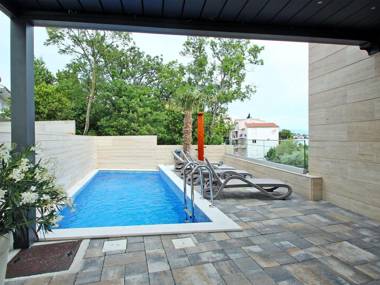 Luxury apartment with private swimming pool 15m distant from the beach