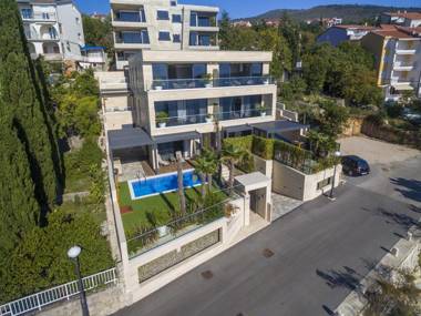 Luxury apartment with private swimming pool 15m distant from the beach