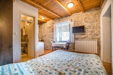 Apartments and Rooms Nela