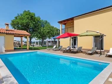 Quaint Holiday Home near Buzet with Terrace