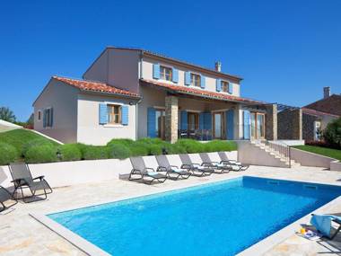 Modern Villa in Baredine with Pool
