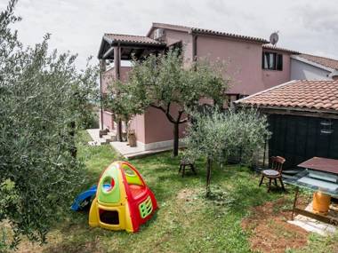 Beautiful house for up to 6 people surrounded by olive groves.