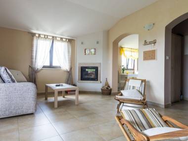 Beautiful house for up to 6 people surrounded by olive groves.