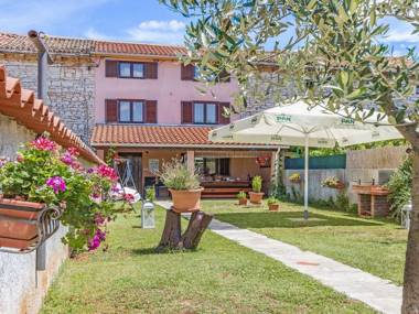 Heritage house in Orihi with an elegant garden