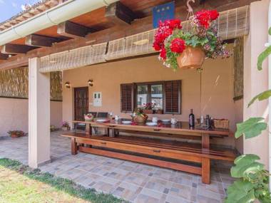 Heritage house in Orihi with an elegant garden