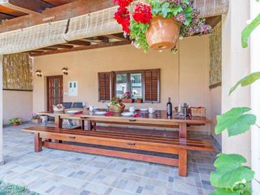 Heritage house in Orihi with an elegant garden