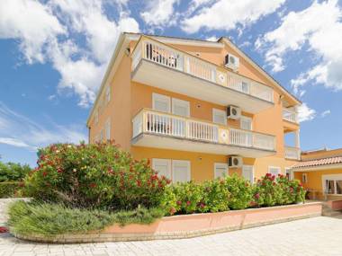 Attractive Apartment in Banjole near Fratarski Otok Island