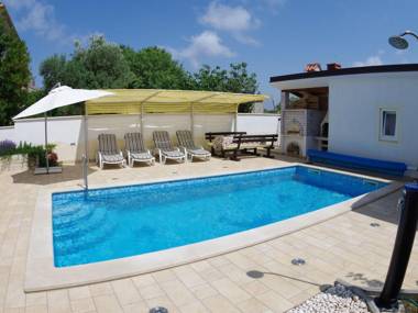 Comfy apartment in Vinkuran with the beach nearby