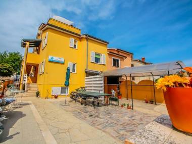 Holiday house with heated pool for up to 12 people near the sea