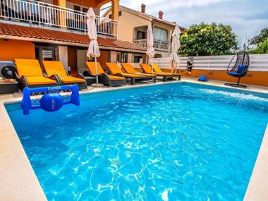 Holiday house with heated pool for up to 12 people near the sea