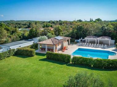 Gorgeous Mobile Home in Banjole with Swimming Pool