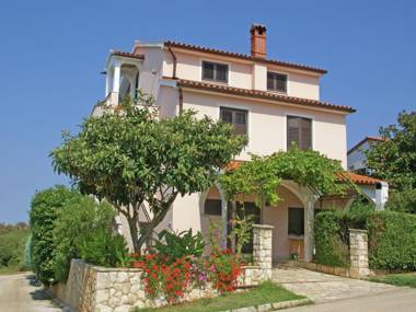 Relaxing apartment in Banjole with shared pool and only 2 km from the sea