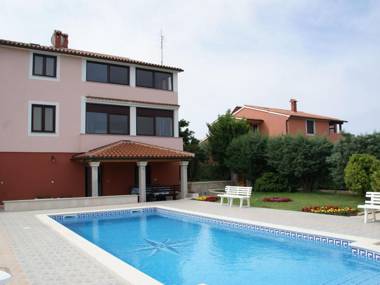 Relaxing apartment in Banjole with shared pool and only 2 km from the sea