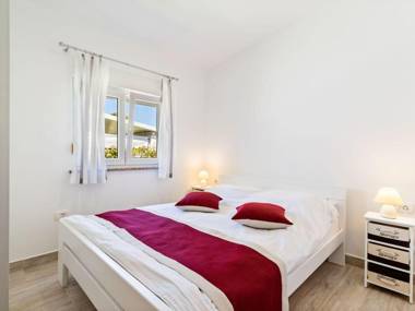 Stylish Holiday Home in Banjole with Swimming Pool