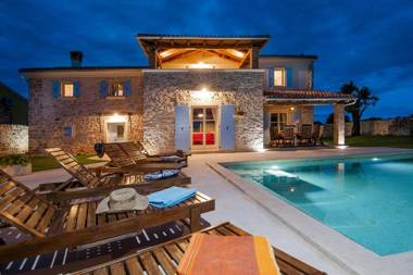 Beautiful Villa Tomani with Pool Basketball and Volleyball Field