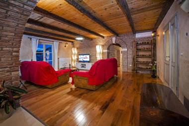 Beautiful Villa Tomani with Pool Basketball and Volleyball Field