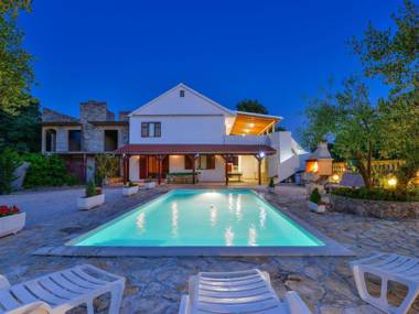 Luxurious Holiday Home with private pool Wellness & Spa