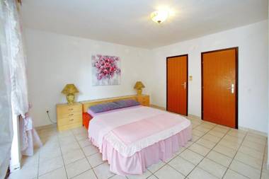 Apartments More - 300 m from beach