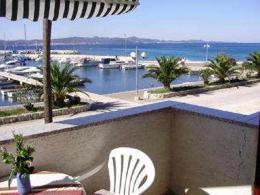 Apartments Ana- next to the sea