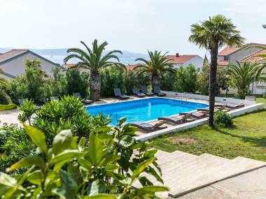 Modern apartment with large pool great sea view a sports court barbecue WiFI