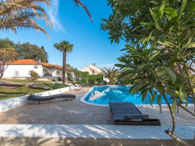 Modern apartment with large pool great sea view a sports court barbecue WiFI