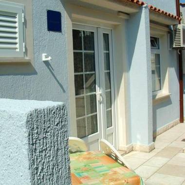 2 bedrooms appartement at Kampor 500 m away from the beach with enclosed garden and wifi