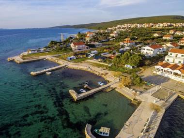 Modern apartment with direct sand beach access private parking Wifi