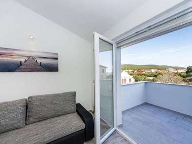 Modern apartment with direct sand beach access private parking Wifi