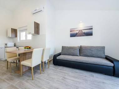 Modern apartment with direct sand beach access private parking Wifi