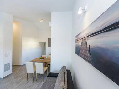 Modern apartment with direct sand beach access private parking Wifi