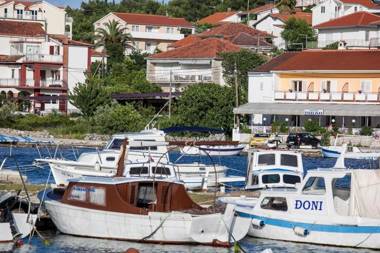 Villa Iris Apartments