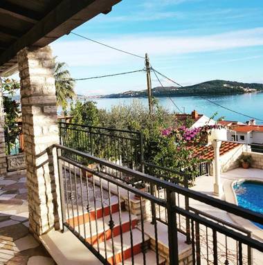 4 bedrooms villa at Seget Vranjica 80 m away from the beach with sea view private pool and jacuzzi